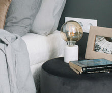 Charger l'image dans la galerie, Lampe de table moderne en marbre blanc