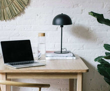 Charger l'image dans la galerie, Lampe de Table Industrielle en Métal Noir