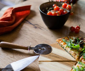 Planche à Découper en Bois et Coupe Pizza